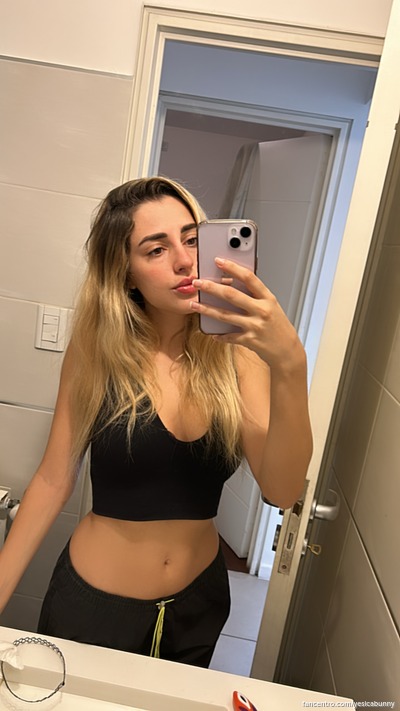 Im a naughty girl, wanna feel my body grind on you? 🍑🥵