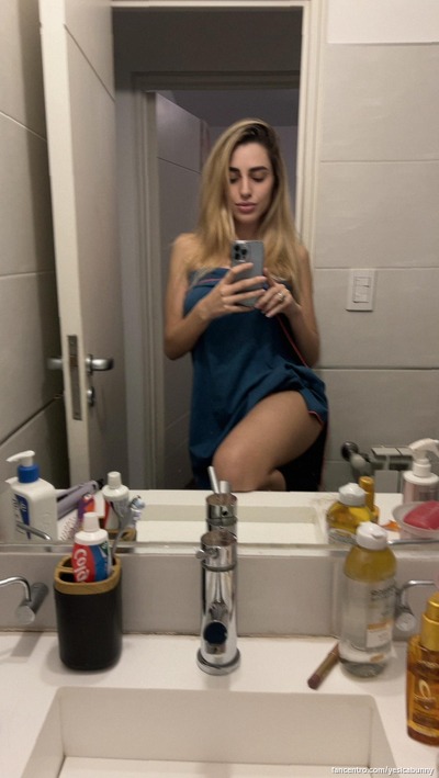 Im a naughty girl, wanna feel my heat on you? 🍑😈