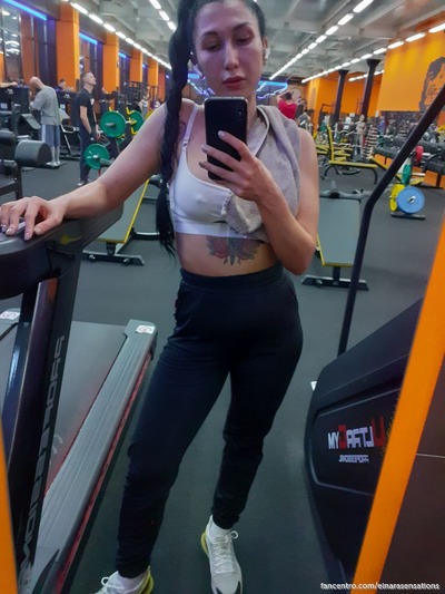 Schattige en mooie milf