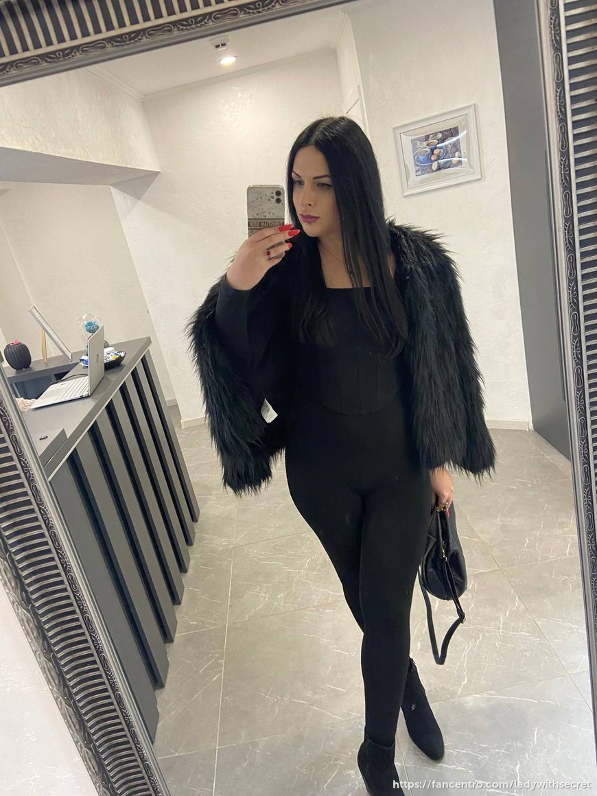 How do you like my black outfit?🖤
