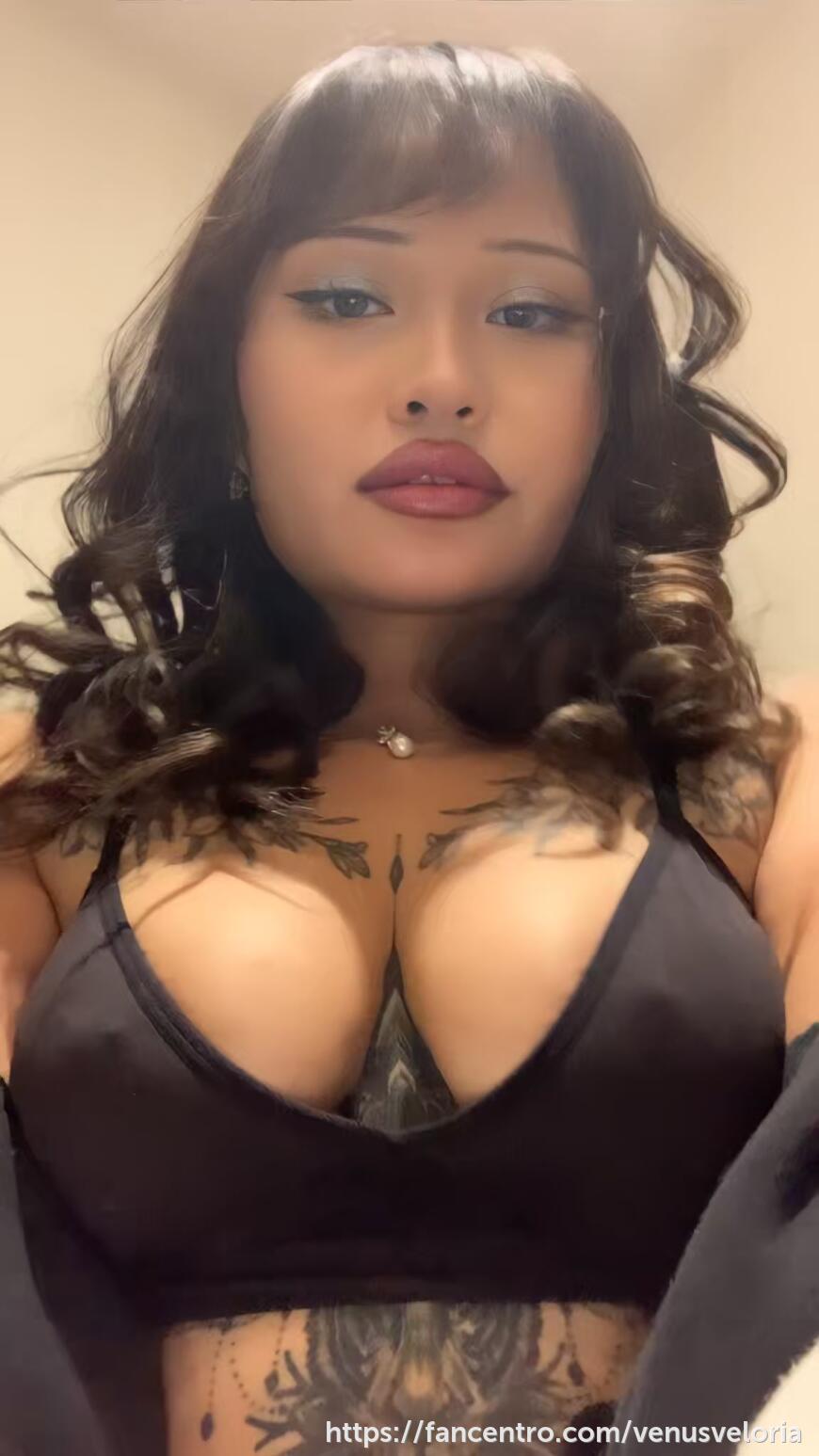 Cum look at my pretty boobas 😩🫶🏼 1foreground