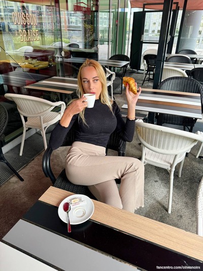 Ik vind het heerlijk om me voor te stellen dat je pik mijn speeltje was en dat je erop rijdt tot mijn kutje explodeert 
