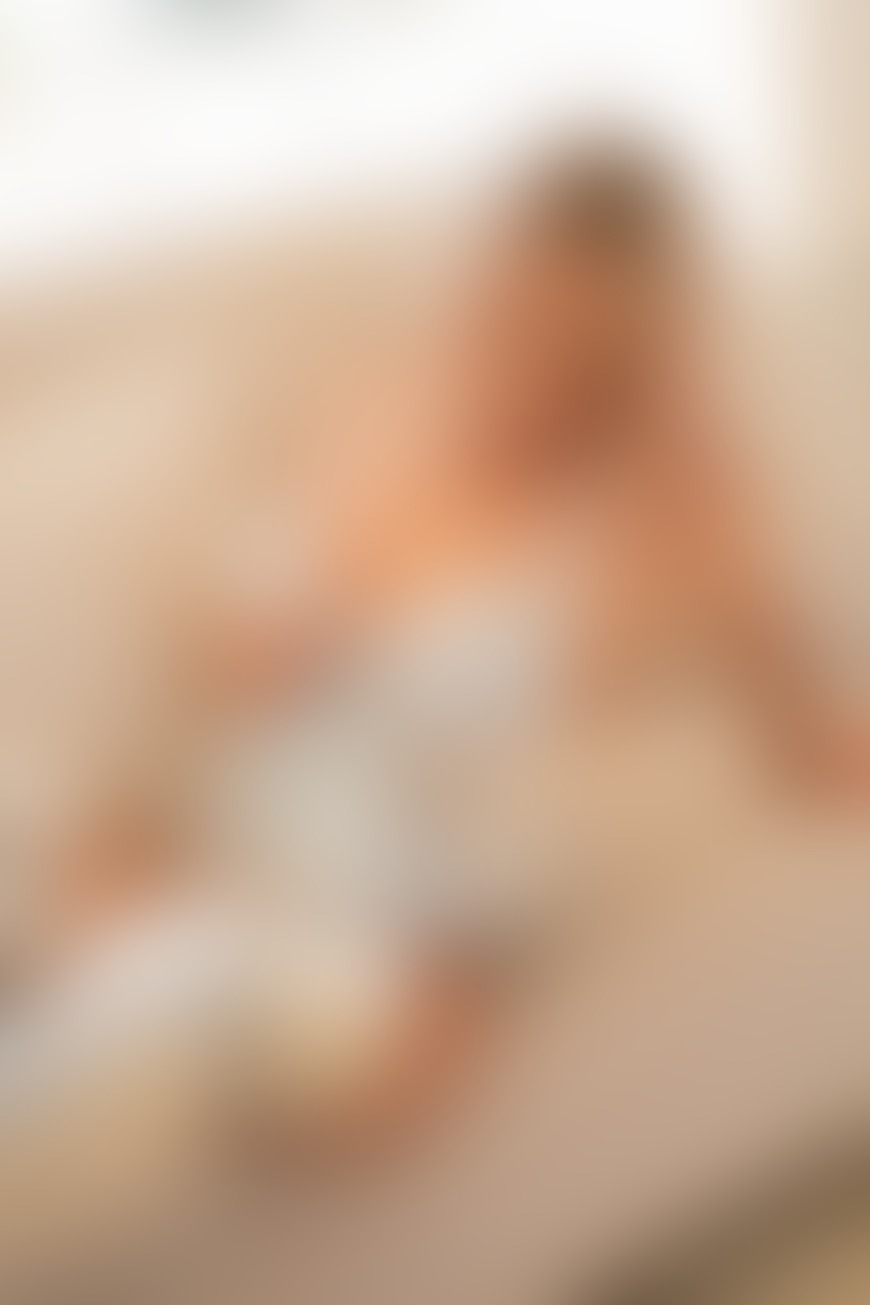 Heb je eindelijk wat tijd voor deze lekkere dame? - post hidden image