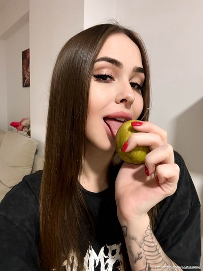 mmm do you like fruit? 😉 It's so good for you, especially for your teeth, ahahah, a minute of useful information from me😁