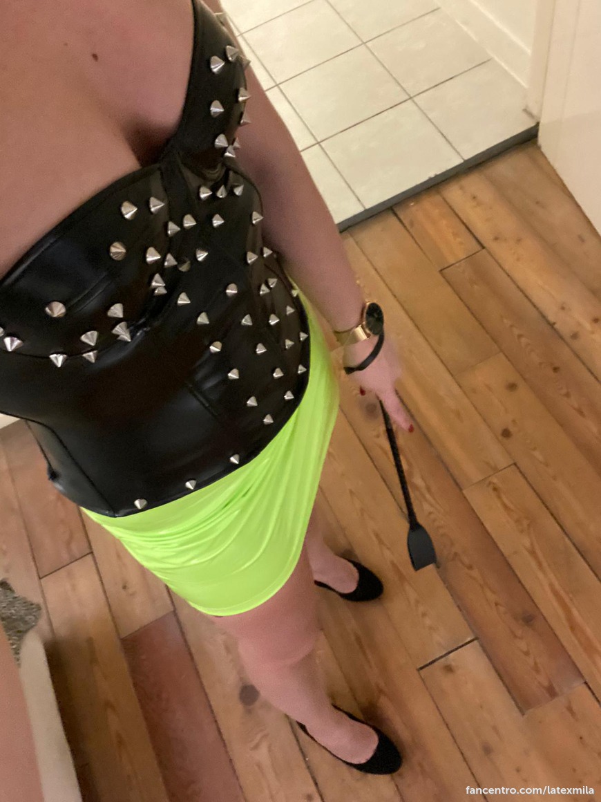 Do you like neon skirts? 1