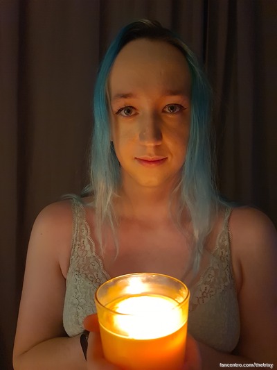 Ik was zo opgewonden dat ik mijn kont neukte terwijl ik over mijn clitoris wreef