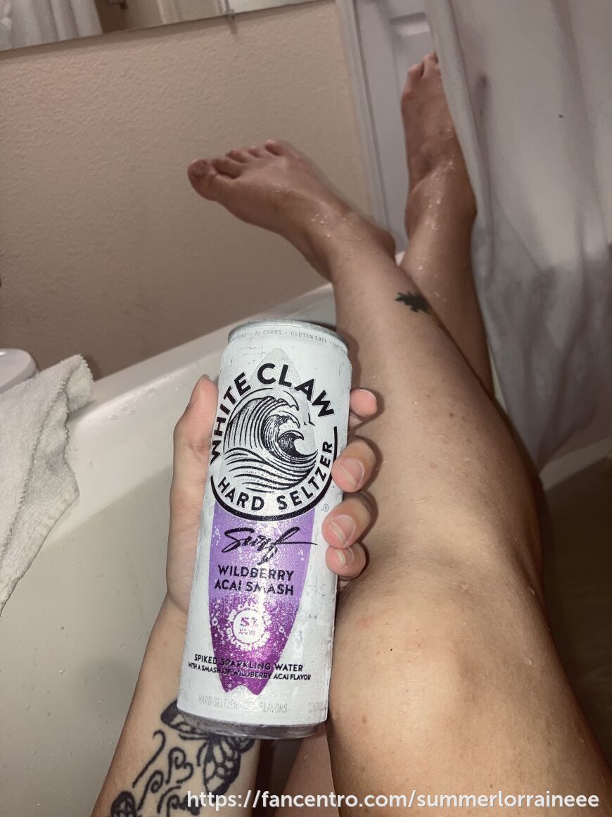 Relaxing in the bath 🥵 1