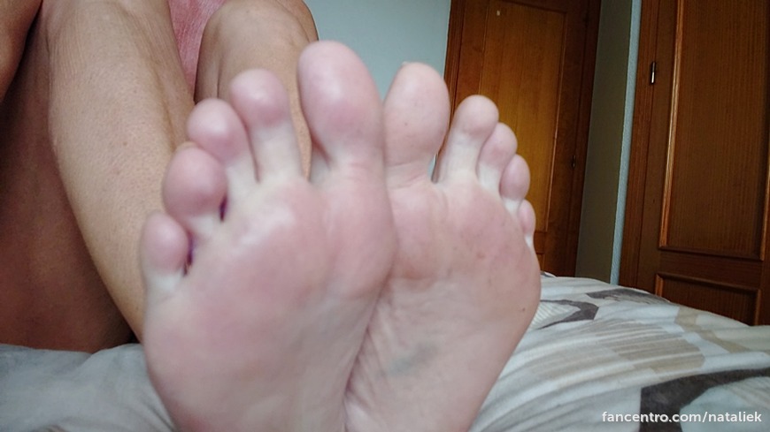 MasturbationMonday : rubbing off my pussy & feet in today´s selfshot 1