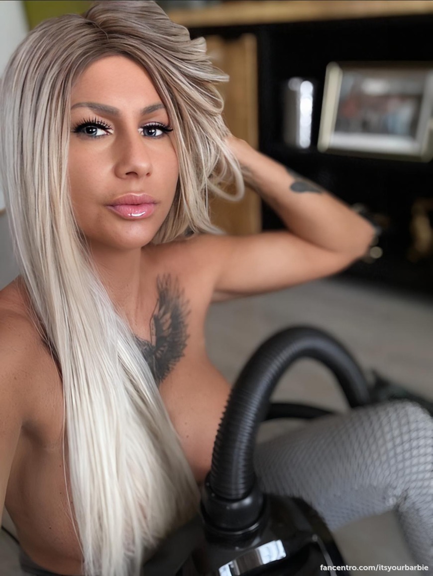 I'm in a horny cleaning mood today do you want to see me naked and bent over VACUUMING baby 🥵 1
