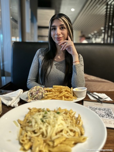Iemand nodig om met mijn tieten te spelen