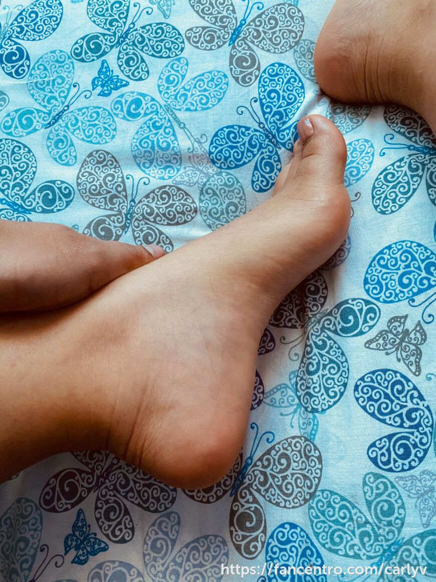 Feet and Pussy 1