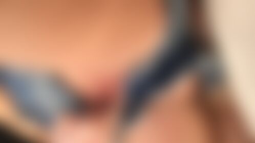 Flashig my pussy to fishe... - post hidden image